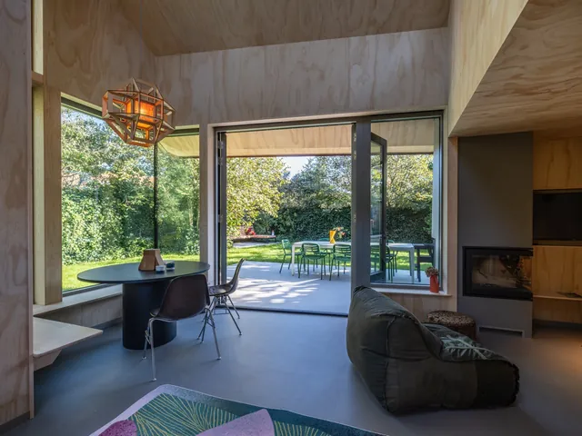 Woonkamer met grote openslaande deuren naar de tuin
