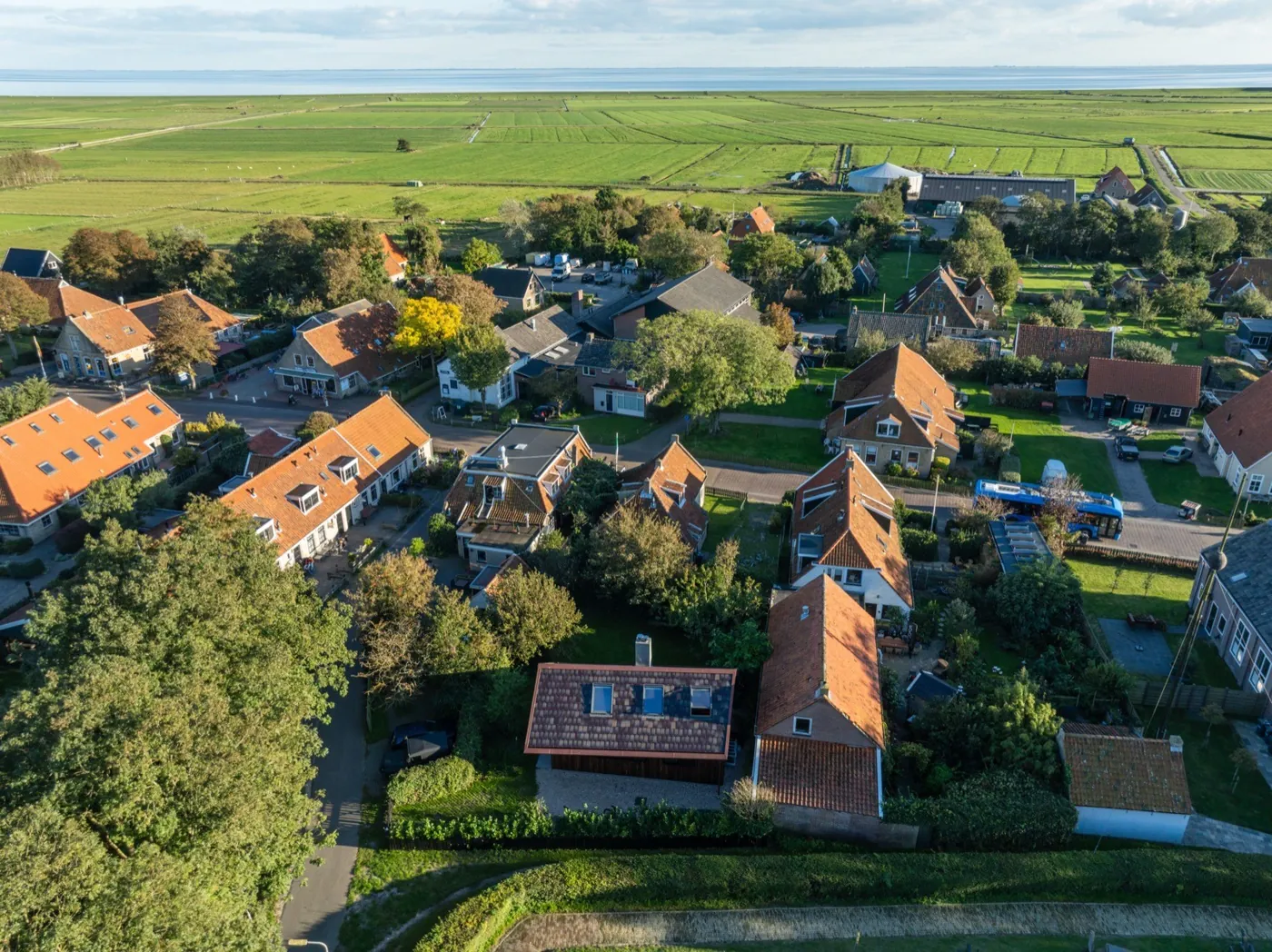 Luchtfoto van Hoorn met de polder en de Waddenzee
