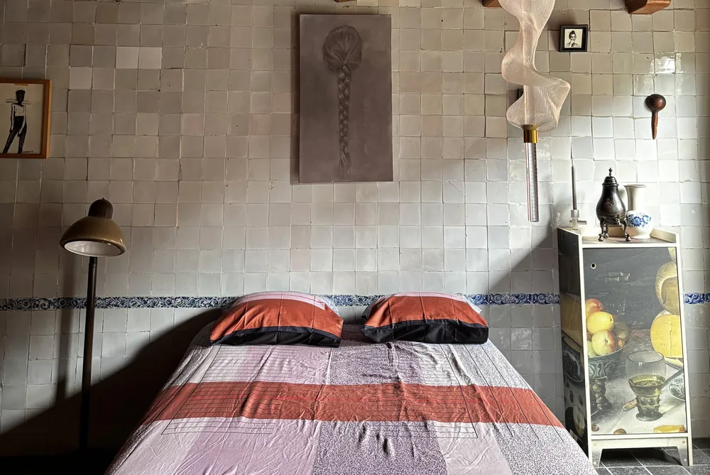 Slaapkamer in Silhûs met tegelwand